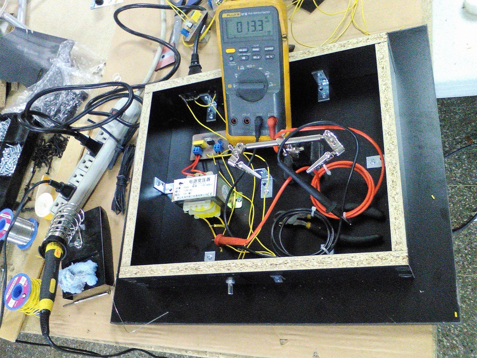 Detalle del circuito eléctrico de un prototipo, con multímetro midiendo voltaje