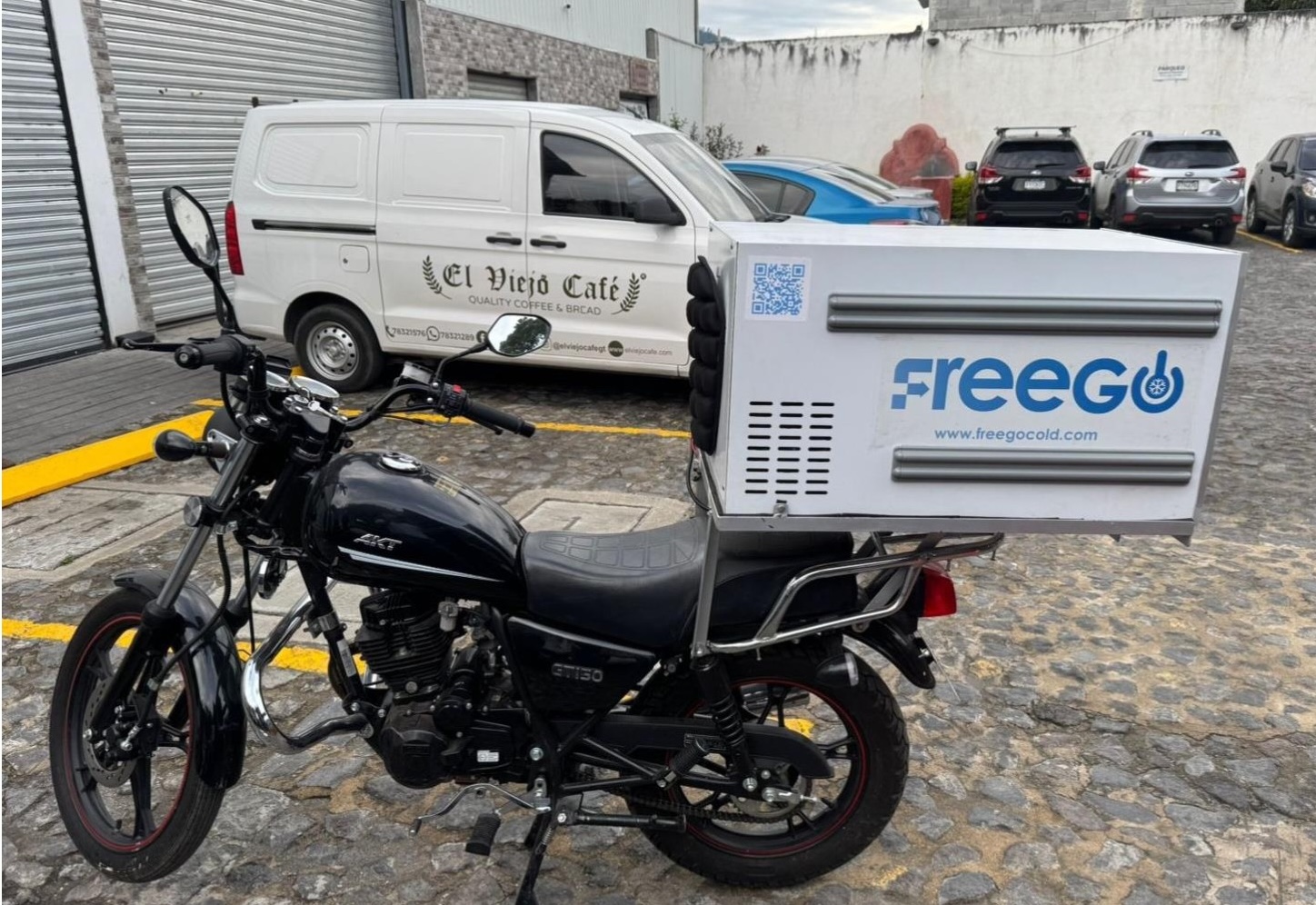 Prototipo del refrigerador FreeGo Cold montado en una motocicleta de delivery, 2024