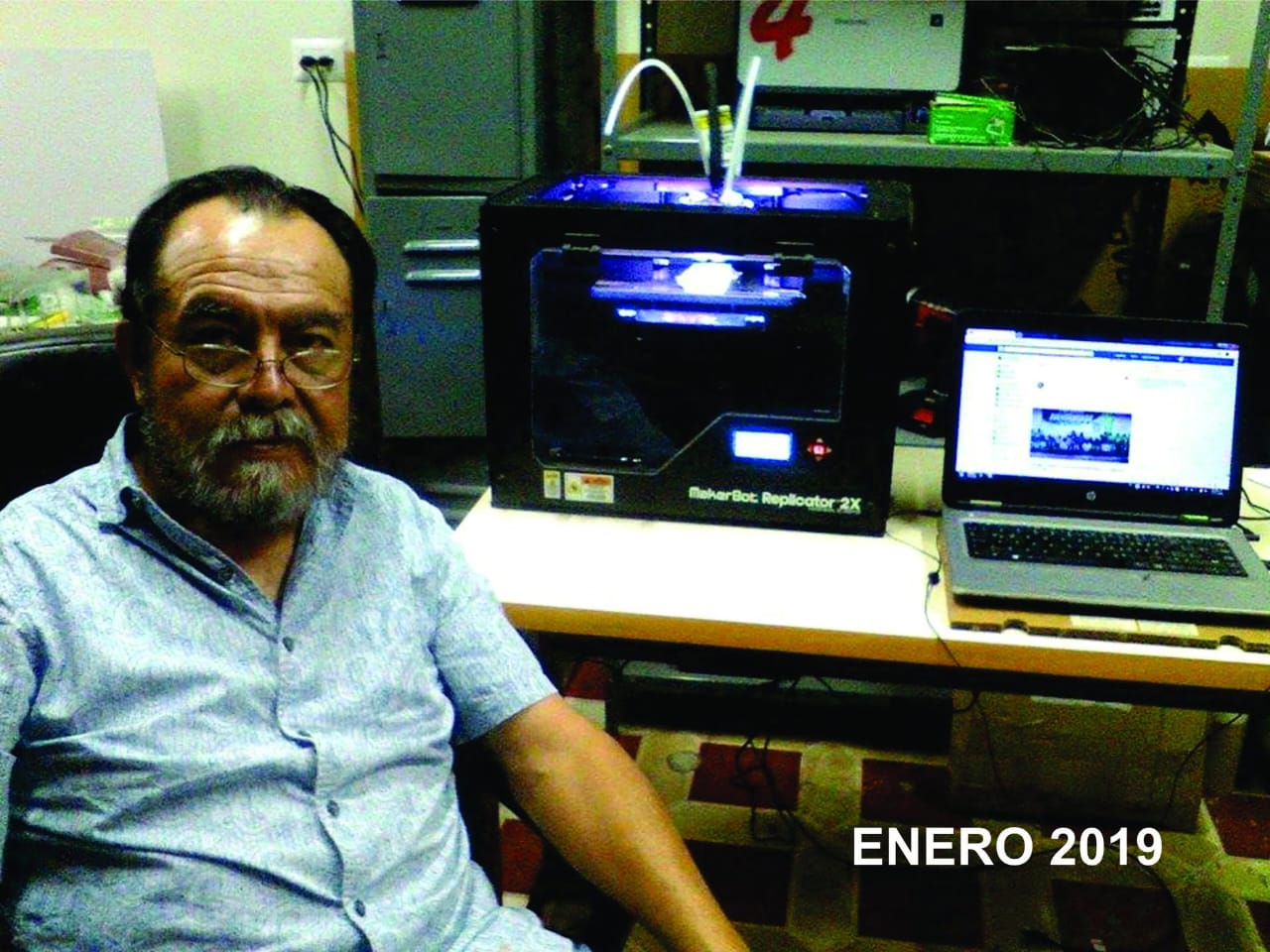 Don Salvador Mux junto a una impresora 3D, enero 2019