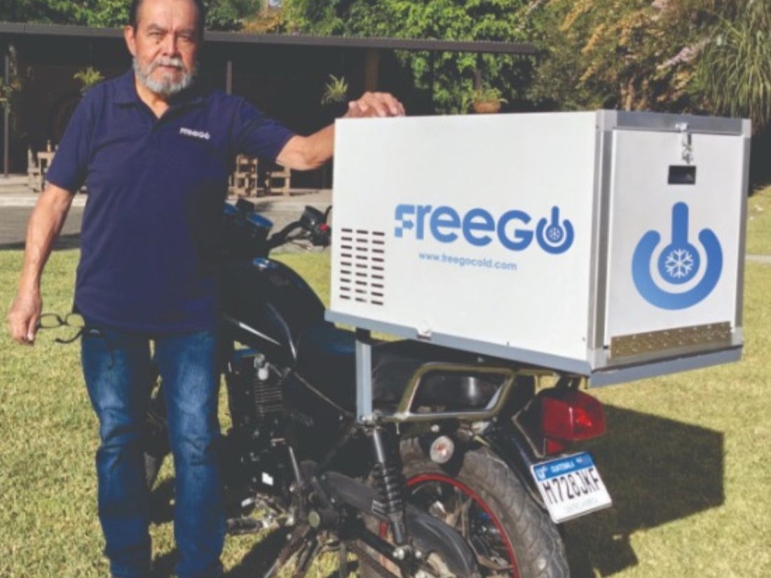 Don Salvador Mux junto al prototipo FreeGo Cold montado en la motocicleta