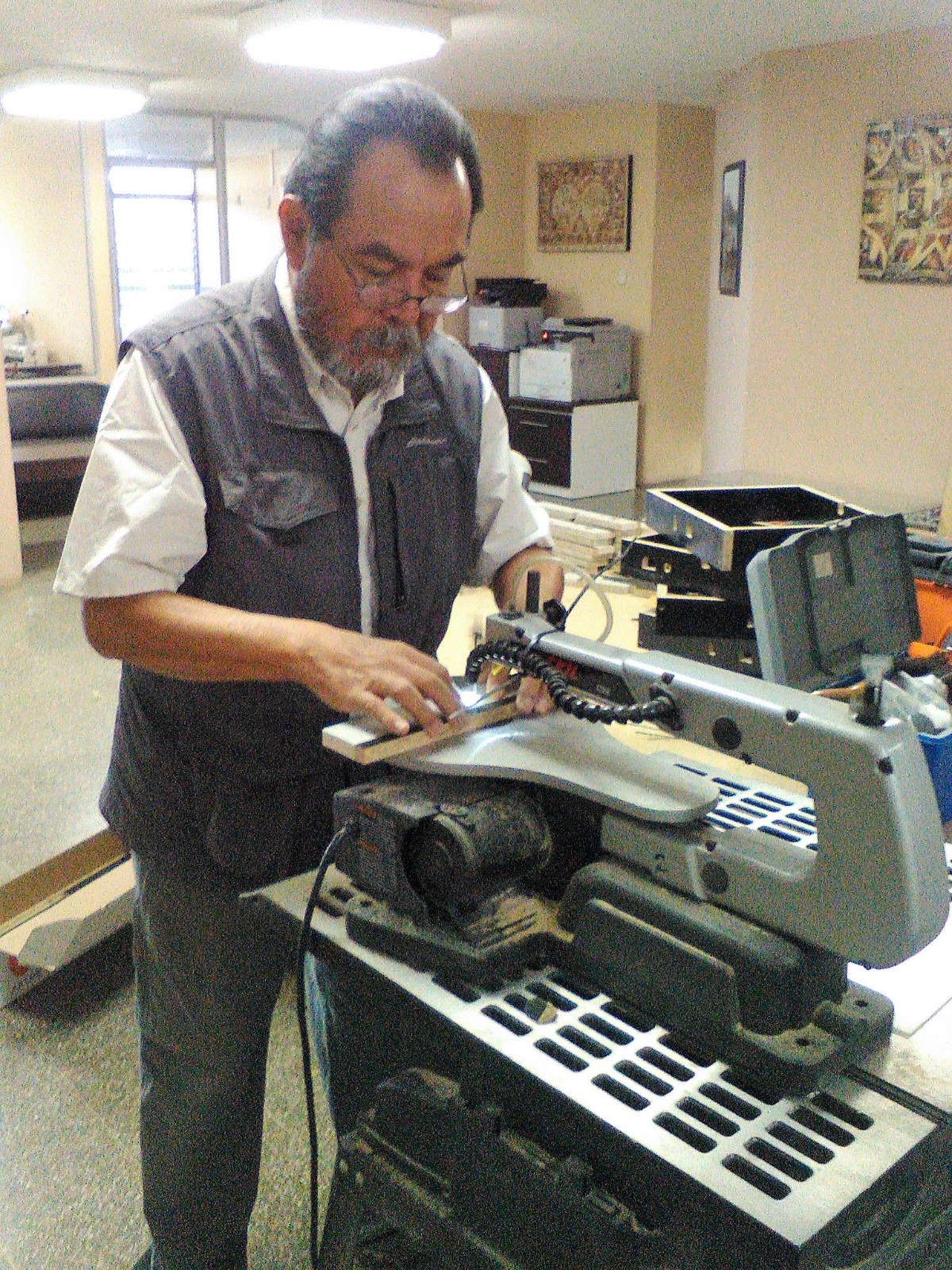 Don Salvador Mux trabajando en una sierra de banco
